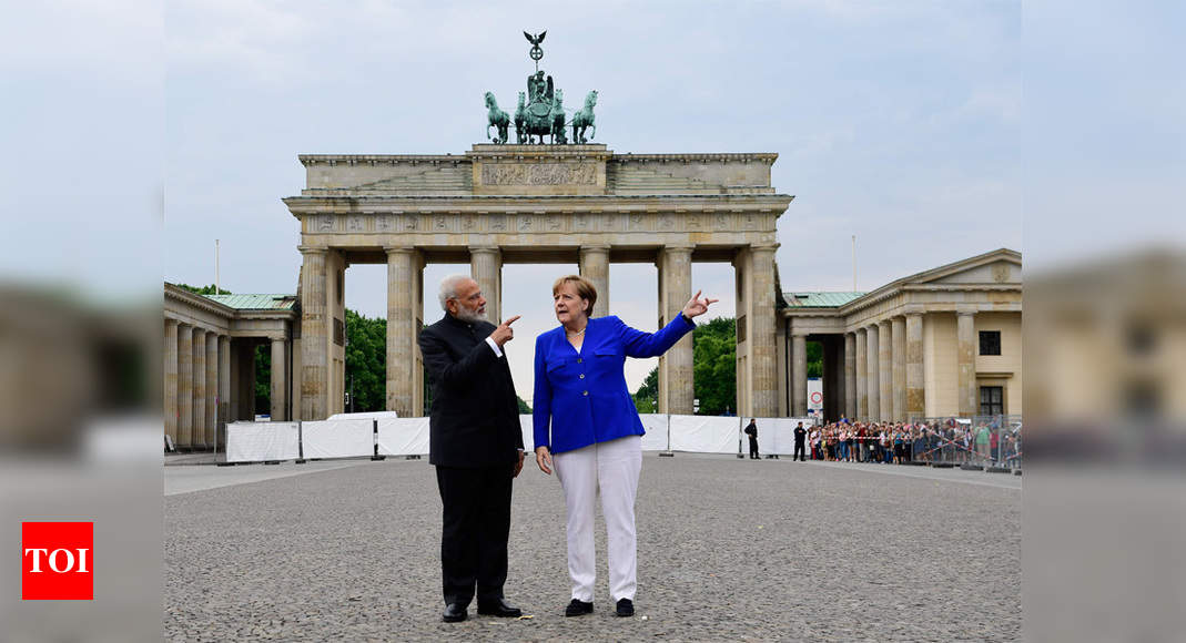Brandenburg Gate Modi Merkel Pose For Photograph At Berlin S Brandenburg Gate India News Times Of India