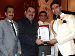 Abhishek Bachchan, Raza Murad and Mukesh Rishi presenting award to Sandeep Soparkar