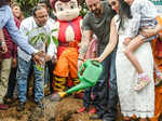 Sanjay Dutt with wife Manyata Dutt and kids Iqra Dutt and Shahraan Dutt