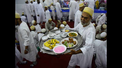 Bohras invite strangers from community for iftar dinner