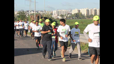 Bengaluru runners brave the stink, sprint for Bellandur Lake's health