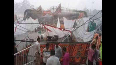 Tent collapses in Indore with Mahajan, Naidu on dais