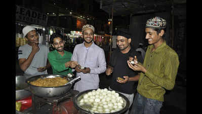 Youngsters enjoy foodwalks at Mominpura during Ramzan