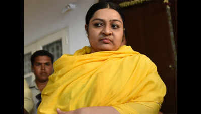 Jaya's niece stopped from entering Poes house