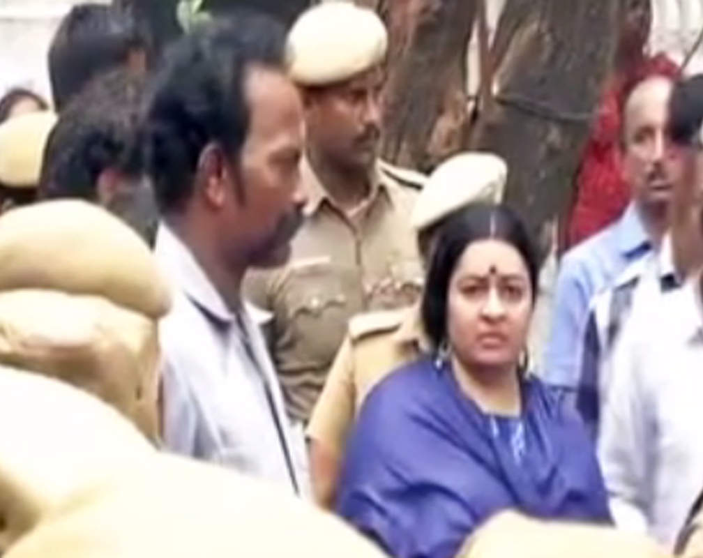 
Chennai: Jayalalithaa's niece Deepa Jayakumar stopped at Poes garden
