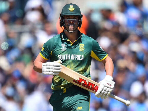 Hurt but defiant, De Villiers wants to stay on as South Africa captain