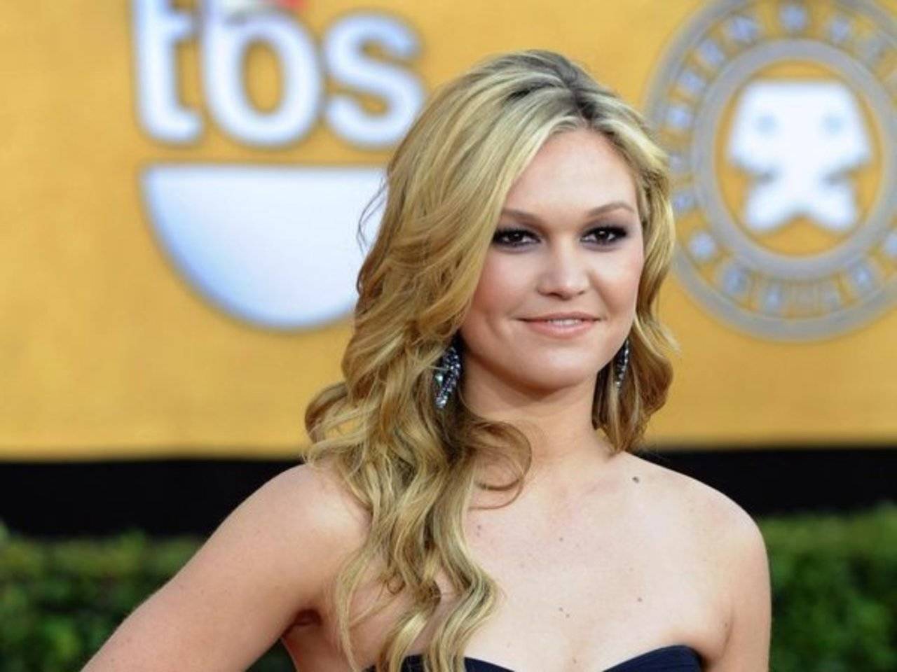 Julia Stiles Pregnant With First Child