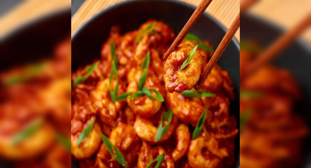 Honey Schezwan Shrimps Recipe: How to Make Honey Schezwan Shrimps Recipe | Homemade Honey Schezwan S