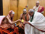 Pranab Mukherjee receives prasad from Jayendra Saraswati
