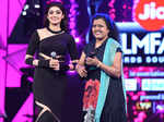 Thamarai poses with the Best Lyrics award