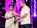 Vijaya Nirmala receives the Lifetime Achievement Award