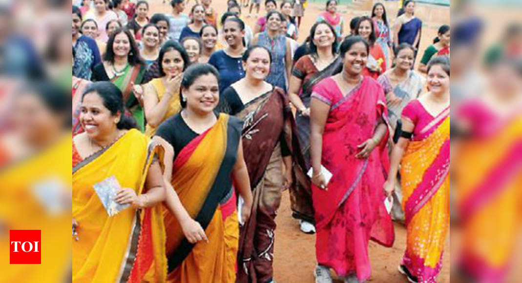 Bengaluru: Women take the path less trodden and run in saris ...