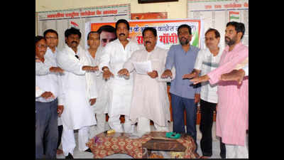 Congressmen celebrate Rahul Gandhi's birthday in Allahabad