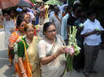 Devotees wait to pay their last respects