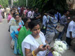 Devotees waits in queue as they arrive to pay their last respects