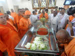 Disciples paying their last respects to Swami Atmasthanandaji Maharaj