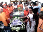 Devotees pay their last respects