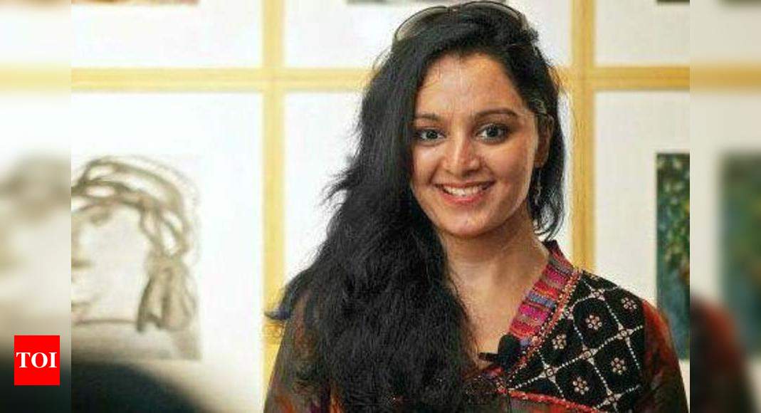 Manju Warrier tries her hand at Mohanlal’s signature pose | Malayalam ...