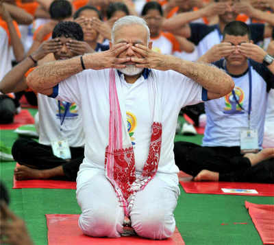 PM Modi performs asanas despite rain, says yoga connects India to world