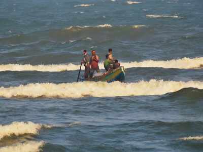 Sri Lankan navy arrests four Indian fishermen