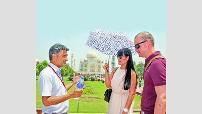 <arttitle><b>Scorching heat makes sightseeing a task for both tourists and guides in Agra</b></arttitle>