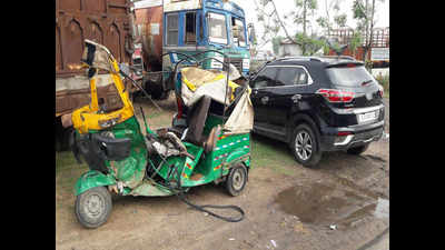 5 dead as SUV, rickshaw collide near Aslali