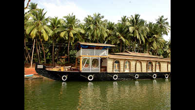 Heavy downpour hits Kerala houseboat industry