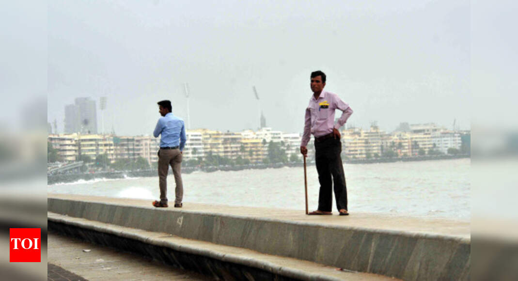 Woman jumps into sea at Marine Drive, dies | Mumbai News - Times of India