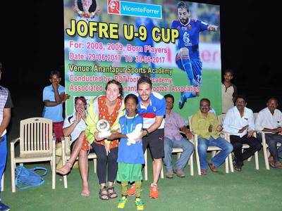 Fc Goa Midfielder Jofre Mateu Visits Anantapur Sports Academy Football News Times Of India