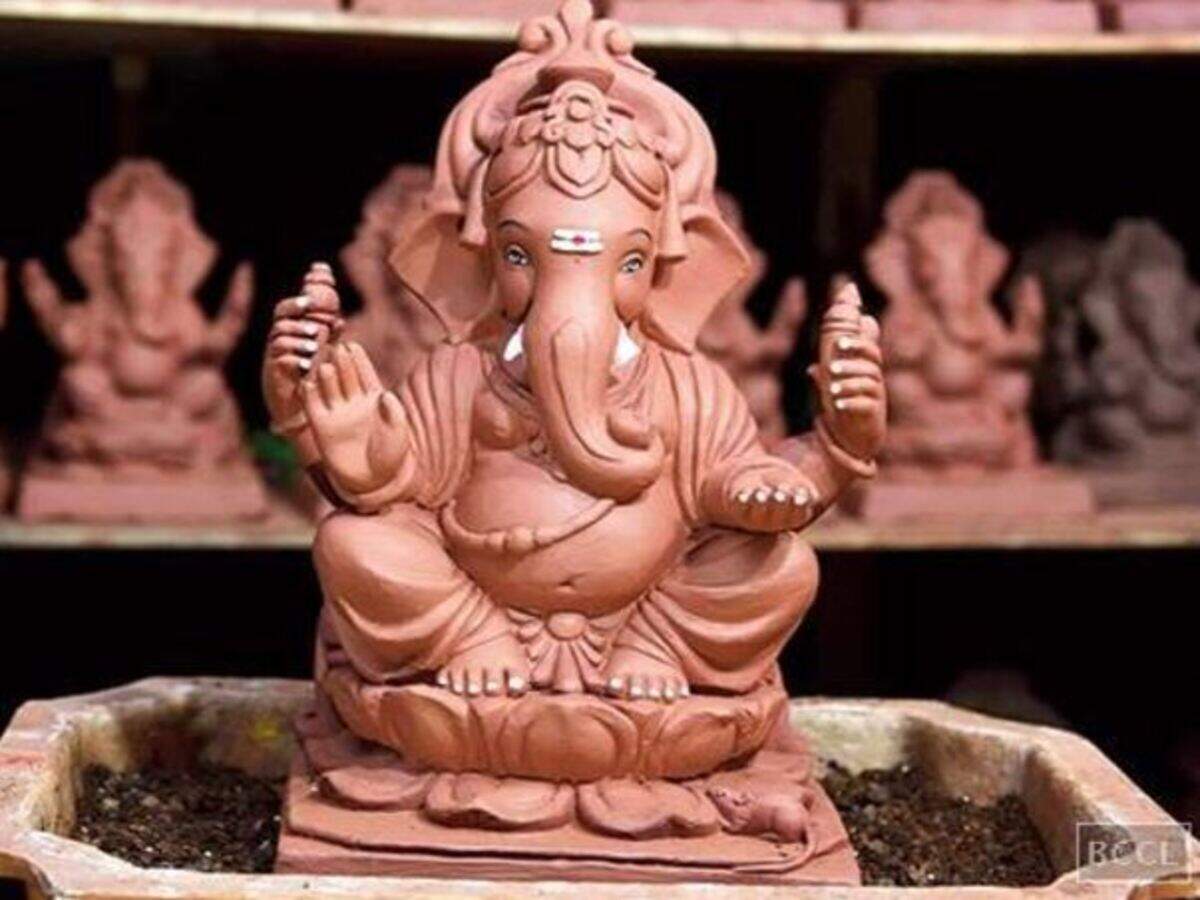 ganpati statues bihar lends a big hand to ganpati idol makers in mumbai mumbai news times of india ganpati idol makers in mumbai