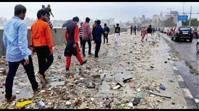 Mumbaikars raise a stink over morning Marine Drive litter