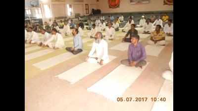 On a mission, they will give lessons in yoga across jails