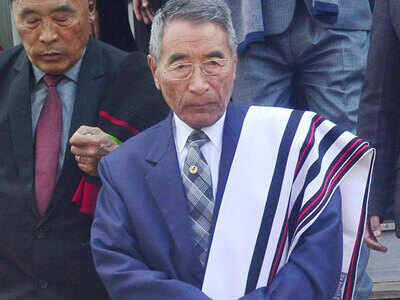 Nagaland CM Shurhozelie Liezietsu strikes back, sacks four ministers