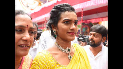 PV Sindhu adds colour to Bonalu, hundreds throng Ujjaini Mahankali