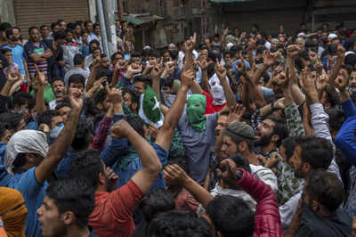 Hizbul renegade forbids pro-Pak slogans at funeral of slain terrorists