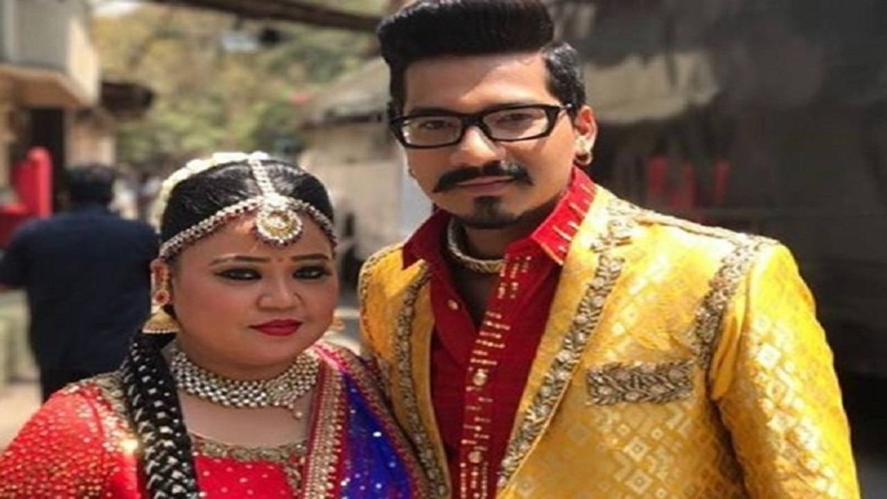 Bharti Singh wedding photos | Bharti Singh and Haarsh Limbachiyaa with the  guests at their Mehendi ceremony