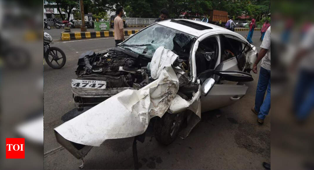 Two killed, one injured as speeding car hits tree | Nagpur News - Times ...
