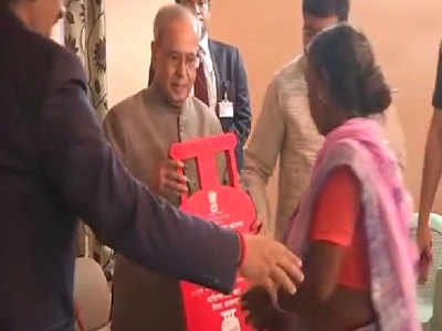 President Mukherjee distributes LPG connections under ‘PM Ujjwala Yojana’