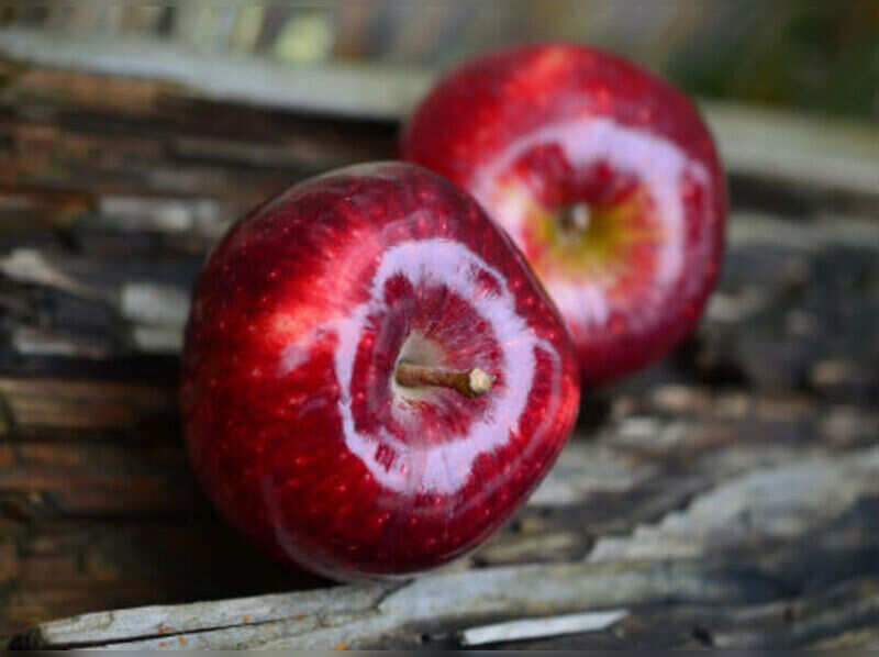 Apple seeds can be poisonous! Here’s what happens when you eat them