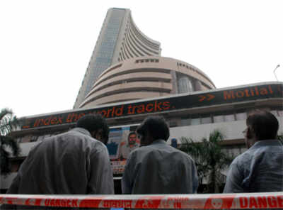 Sensex consolidates on gains, Nifty rangebound; both finish in green