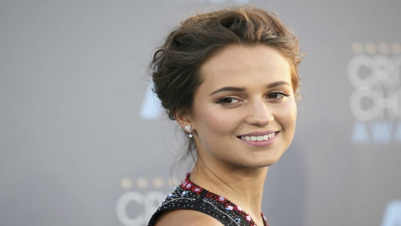 Alicia Vikander flashes her black bra and cleavage