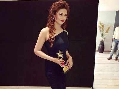 Divyanka Tripathi wins 'Most Admired Leader in the field of Entertainment' award; stuns in a classic gown