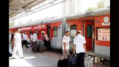 Railways gave catering licences to a few firms beyond prescribed limits: CAG