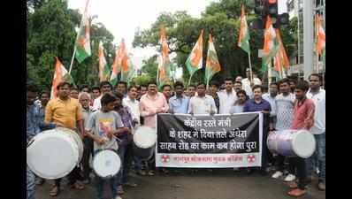 Youth Congress takes potshots at Gadkari, CM for cement road work delay