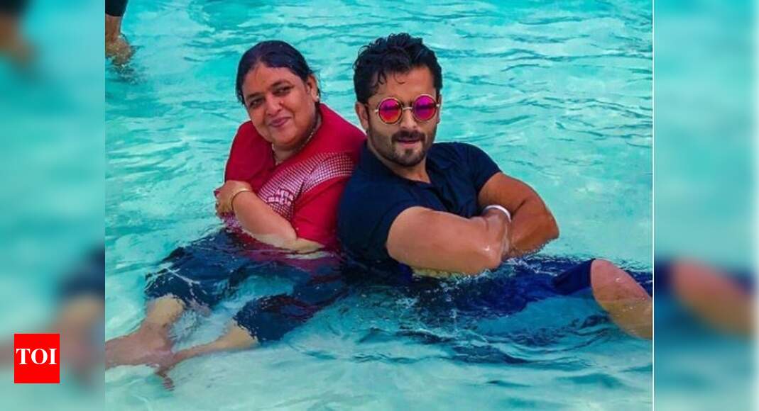 shoaib-ibrahim-s-picture-with-his-mother-in-a-pool-is-adorable-see-pic