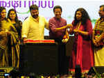 Munthirivallikal Thalirkkumbol: Success Party