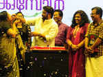 Munthirivallikal Thalirkkumbol: Success Party