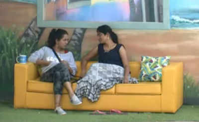 Bigg Boss Tamil - 28th July 2017, Episode 34 Update: On Day 33, Oviya makes Julie fall down!