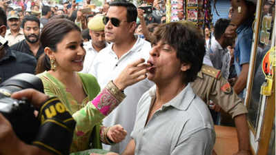 Shah Rukh Khan and Anushka Sharma savour ‘paan banarasiya’ in Varanasi