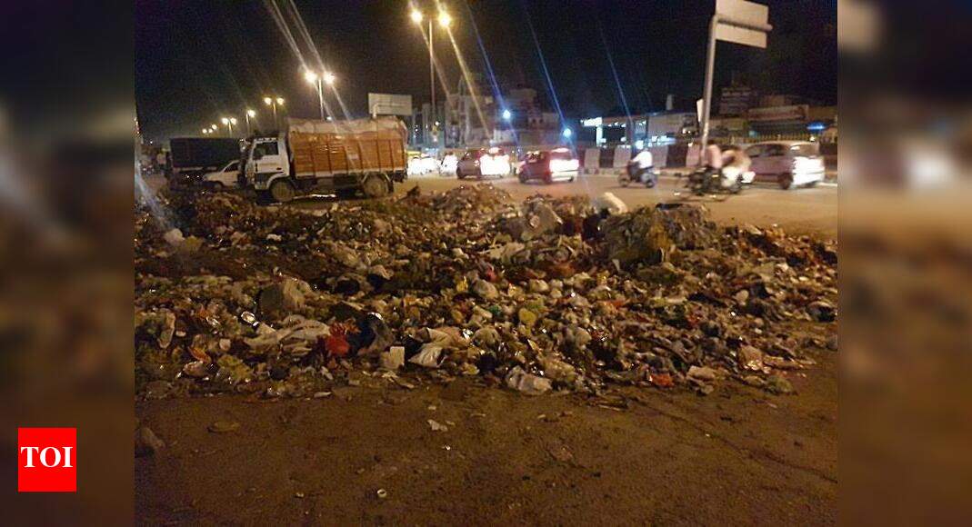 Garbage dumped on main road - Times of India